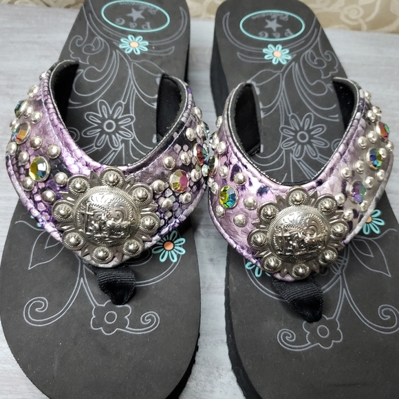 P & G Collection Jeweled Flip-flops w/man kneeling at the cross medallion size 8 - Picture 4 of 13